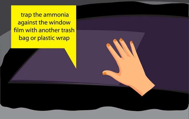 Khi dung dịch amoniac vẫn còn ướt, dán mảnh túi ni-lông đen còn lại lên bề mặt để giữ. Khi được phơi nắng, túi ni-lông sẽ hút nhiệt, giúp bạn gỡ bỏ phim dán cửa sổ dễ dàng mà không bị rách.