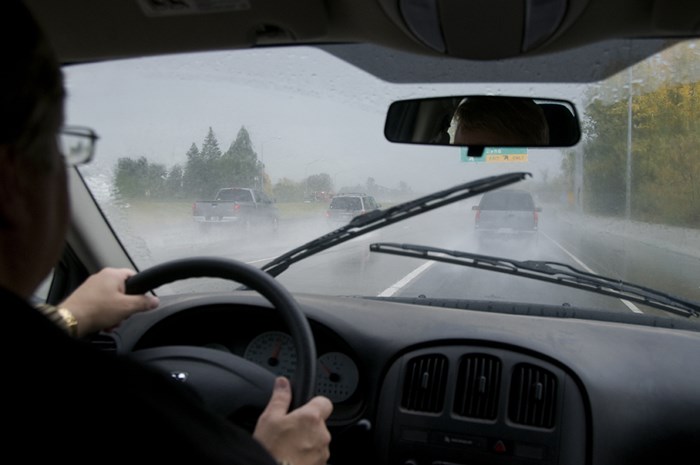 Kính xe dễ bị hơi nước làm mờ trong mùa mưa
